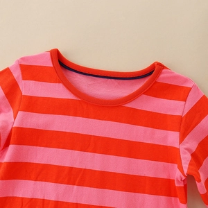 Abito a righe rosa e arancione per bambina con maniche lunghe e scollo rotondo rosso