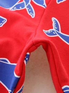 Pull enfant en maille de coton rouge avec imprimé baleine bleue et détails de couture