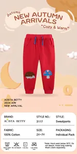 Détail du pantalon en coton rouge avec broderie hérisson et cordon de serrage bleu