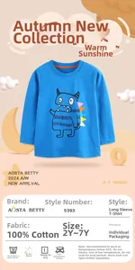 Détail du t-shirt bleu en coton pour garçon avec motif monstre et texture en maille douce
