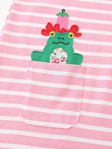 Abito a righe da bambina con ricamo a rana carina e dettaglio tasca floreale