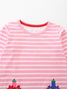 Abito a righe rosa per bambine con ricami di animali e scollo rotondo rosso a contrasto