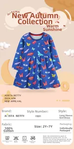 Détails d'une robe bleue en coton à manches longues avec imprimés papillons colorés
