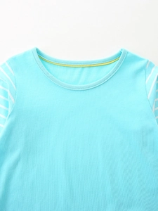 Robe en coton bleu clair pour fille avec manches rayées et détail de col jaune