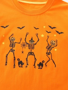 Halloween Langarmshirt für Kinder in Orange mit tanzenden Kürbisskeletten und Fledermäusen