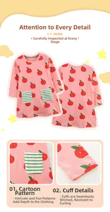 Dettaglio dell'abito rosa in cotone a maniche lunghe con stampe di mele e tasche a righe