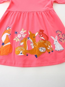 Robe en coton rose pour filles avec des appliques d'animaux de la forêt et des broderies