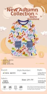 Detail eines Mädchenkleides aus 100% Baumwolle mit Tiermotiven und gestreiften Taschen