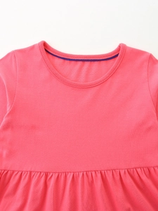 Robe en tricot rose corail pour fille avec broderie animale et détails de taille plissée