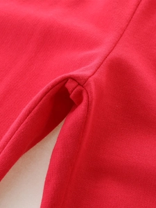 Vue détaillée du pantalon de sport rouge pour filles avec couture renforcée à double aiguille
