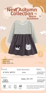 Détail de la robe en coton à rayures pour fille avec appliques de chats brodés