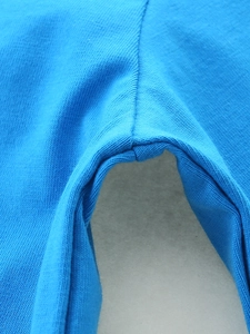 T-shirt en coton bleu ciel pour garçons avec coutures détaillées sur le tissu tricoté