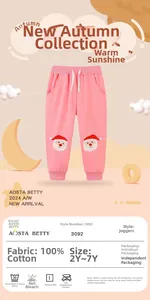 Détail du pantalon en coton rose avec broderie Père Noël et taille à cordon
