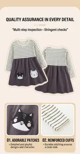 Détail de la robe de fille à manches longues avec rayures et broderie de chat mignonne