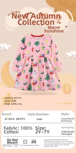 Détail d'une robe de Noël en coton pour filles avec motifs bonhomme de neige