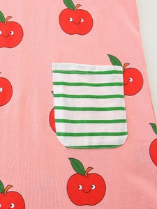 Abito da bambina in cotone rosa con stampa di mele e tasca a righe