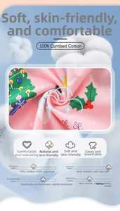 Gros plan sur un tissu 100% coton peigné avec motifs festifs de sapins de Noël et de houx