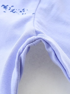 Texture de maille détaillée du T-shirt manches longues en coton lilas avec coutures solides