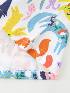 Mädchenkleid aus Strickbaumwolle mit Fuchs-Print und Fokus auf die Saumverarbeitung