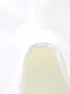 Détail du col côtelé blanc et de la texture en coton doux d'un t-shirt à manches longues