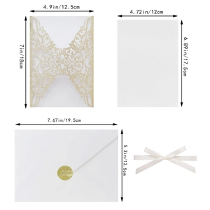 Détail de l'invitation dorée découpée au laser avec ruban blanc et ensemble d'enveloppes