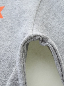 Graue Strickhose für Jungen mit Sternmuster und langlebiger Naht am Zwickel im Detail