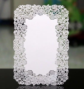 Elegante weiße lasergeschnittene Hochzeitseinladungskarte mit feinen Rosen-Spitzenmustern