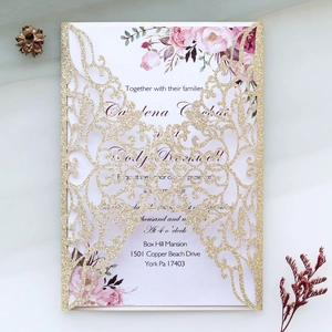 Détail de l'invitation de mariage dorée découpée au laser avec insert floral