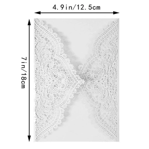Detailansicht der weißen Hochzeitskartenhülle mit Laserschnitt-Spitze, Format 18x12,5 cm