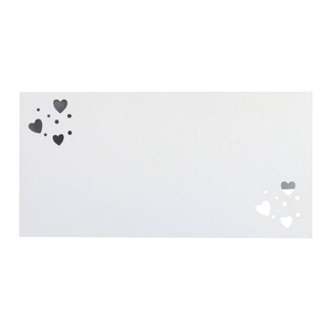 Detalle de tarjeta de mesa blanca con elegante diseño de corazones calados para bodas