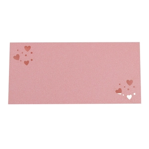 Tarjeta de mesa rosa rectangular con textura de purpurina y recortes de corazón para bodas