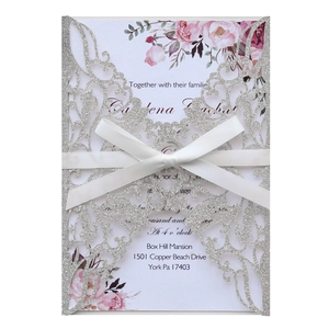 Faire-part de mariage argenté pailleté découpé au laser avec nœud blanc et motif floral chic