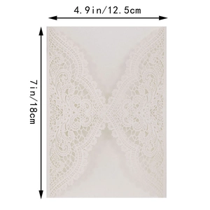 Detail der lasergeschnittenen weißen Spitze Hochzeitseinladung mit 12,5x18cm Abmessungen