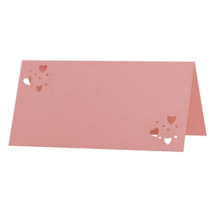 Tarjeta de mesa rosa cortada con láser para bodas con calados finos de corazones y flores