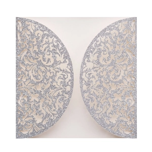 Détail d'invitation de mariage argentée pailletée avec motifs floraux découpés au laser