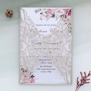 Détail de l'étui d'invitation pailleté argenté avec carte intérieure à fleurs