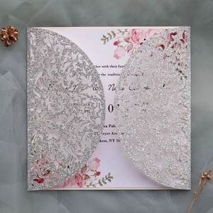 Détail de l'invitation de mariage argentée pailletée avec carte intérieure florale