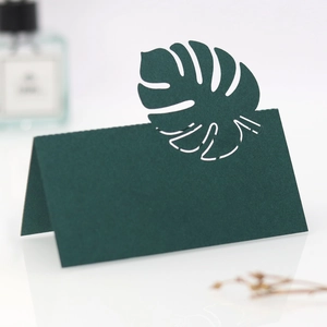 Détail du marque-place feuille de monstera vert foncé découpé au laser avec pliage en 3D