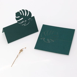 Détail de marque-places feuilles découpées au laser pour décoration de mariage