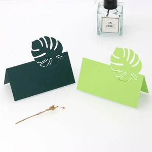 Marque-places détaillés en forme de feuille de Monstera découpée au laser vert foncé