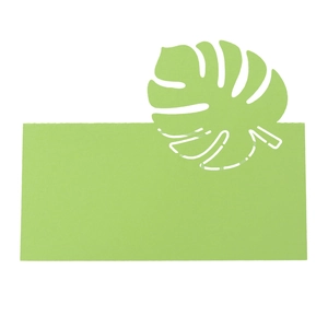 Détail du marque-place feuille de monstera verte avec découpe pour table de mariage