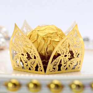 Detaillierte lasergeschnittene Schmetterling-Cupcake-Hülle in Gold für Partydeko