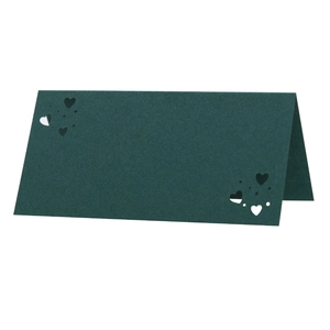 Vista detallada de la tarjeta de mesa de boda verde oscuro con patrón de corazón.