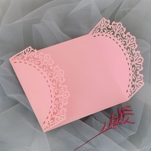 Funda de invitación de boda rosa cortada con láser con encaje hueco y diseño floral