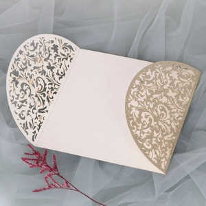 Invitation de mariage détaillée découpée au laser avec paillettes et texture élégante