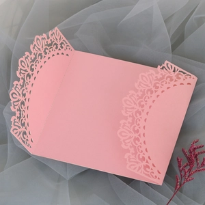 Funda de invitación rosa cortada con láser en cartulina premium sobre tul gris