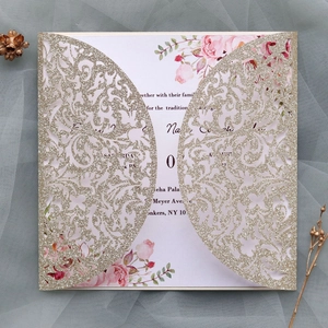 Détail d'invitation de mariage découpée au laser avec paillettes dorées et roses