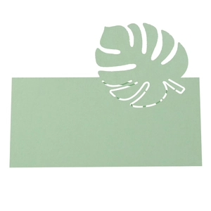 Détail d'un marque-place minimaliste vert clair avec motif de feuille de monstera