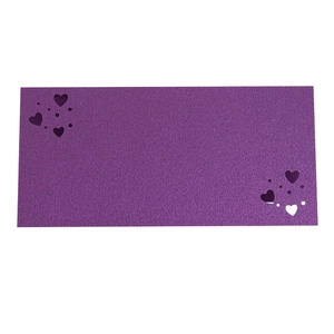 Detalles de corazones cortados con láser en tarjetas de boda púrpura metalizadas