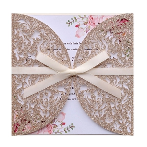 Détail macro d'invitation de mariage découpée au laser avec papier pailleté et nœud satin